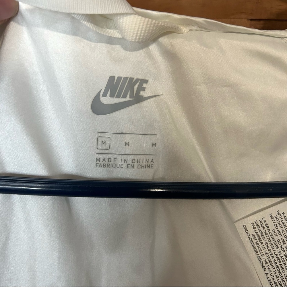 Nike women running division water/wind repel jacket, white/green - Picture 8 of 11